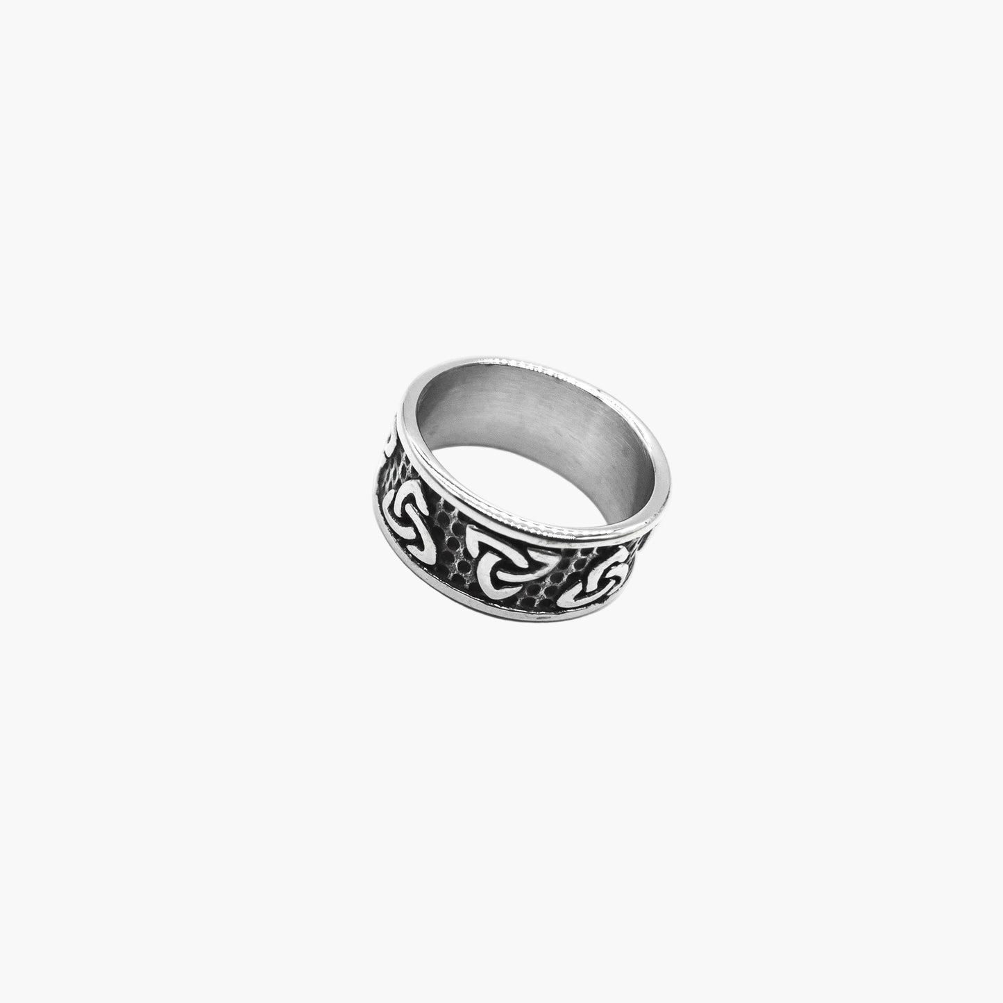 left angle view of Freya Celtic knot ring showing full band engraving