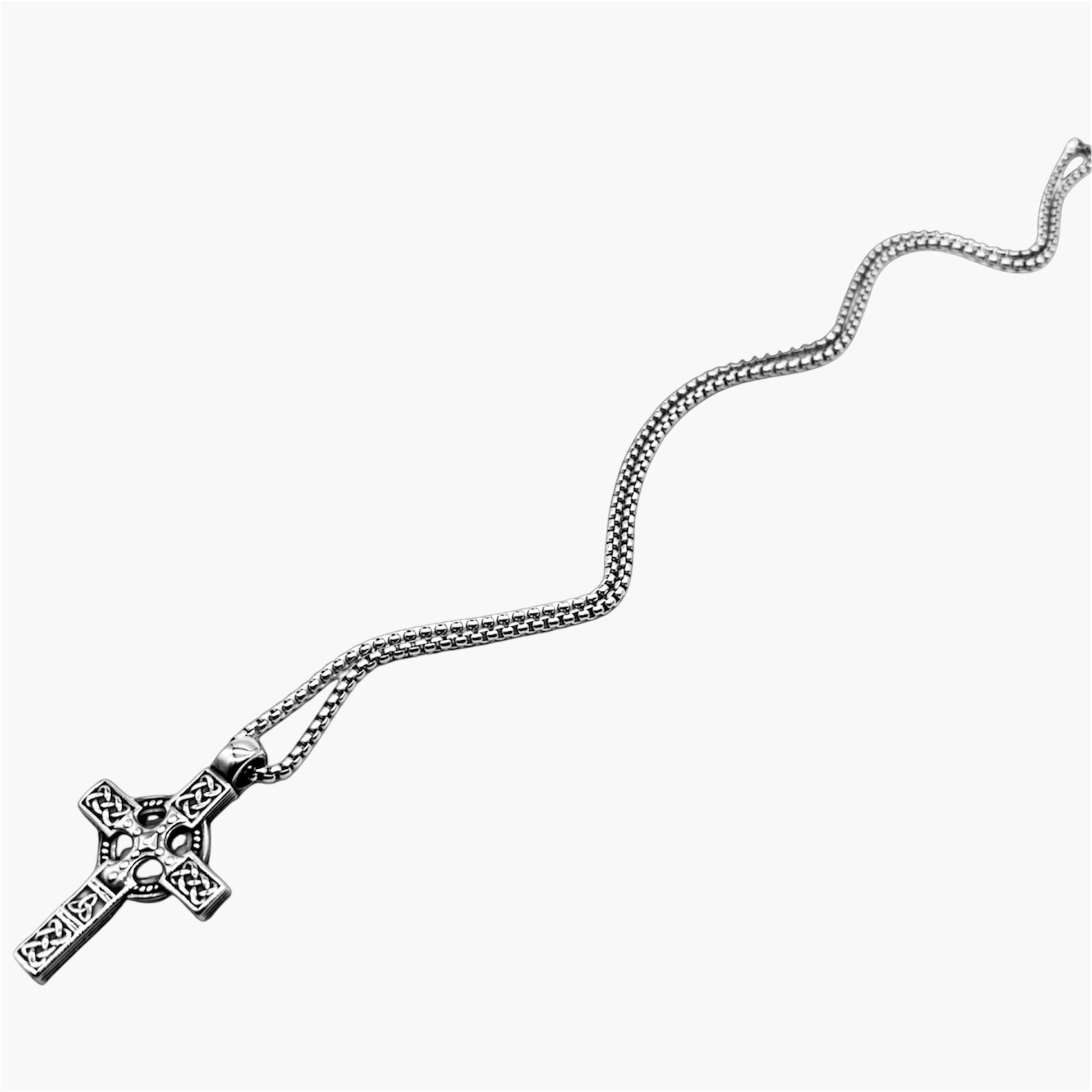 stainless steel chain detail on highcross heritage necklace