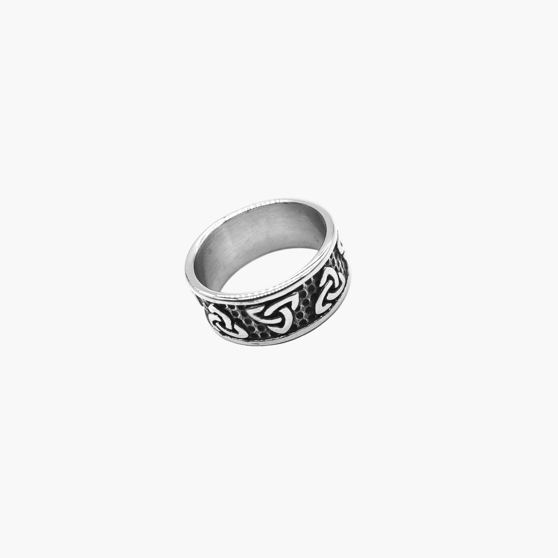 right angle view of Freya Celtic knot ring showing full band engraving