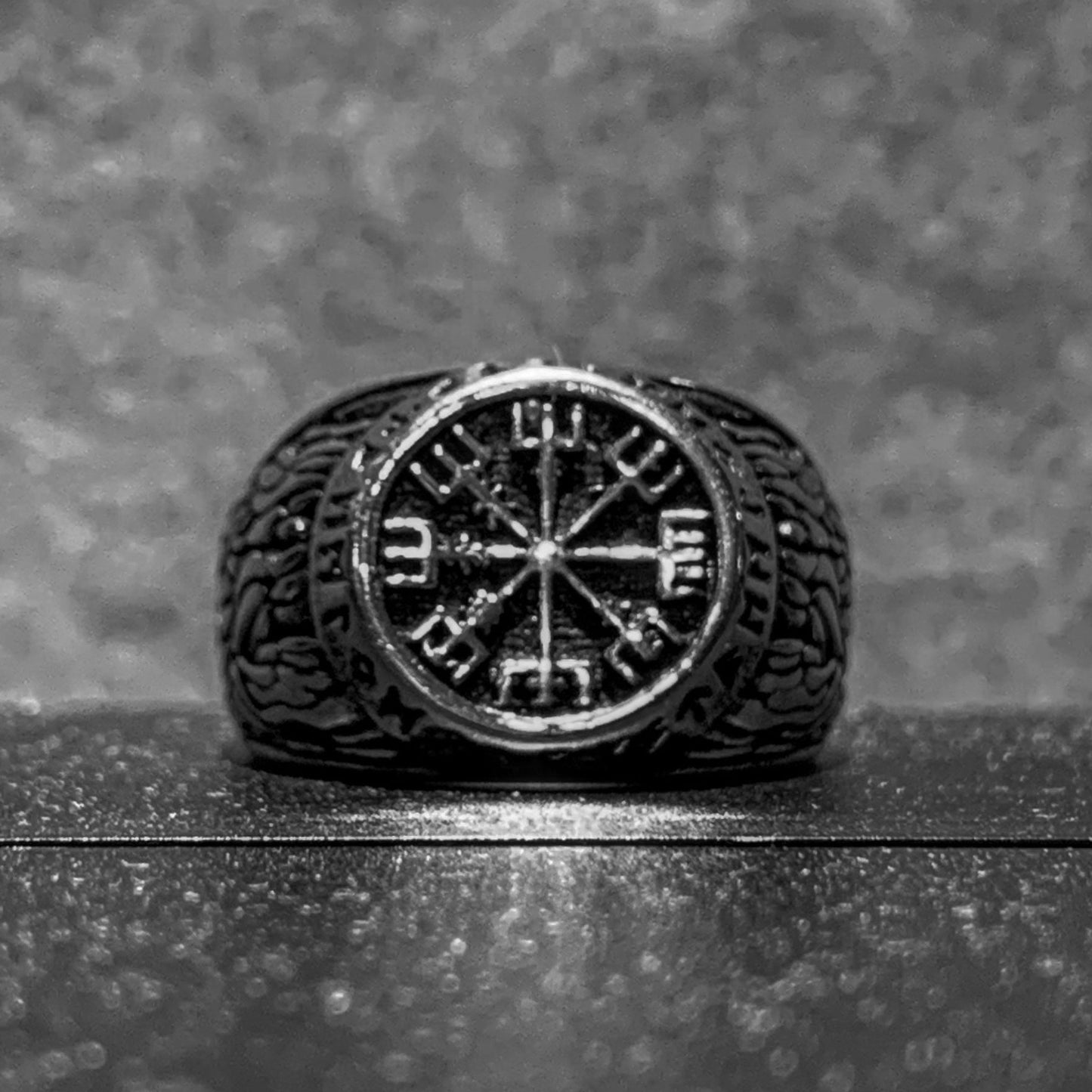 Vegvisir Norse compass engraving on bezel of Kompass ring