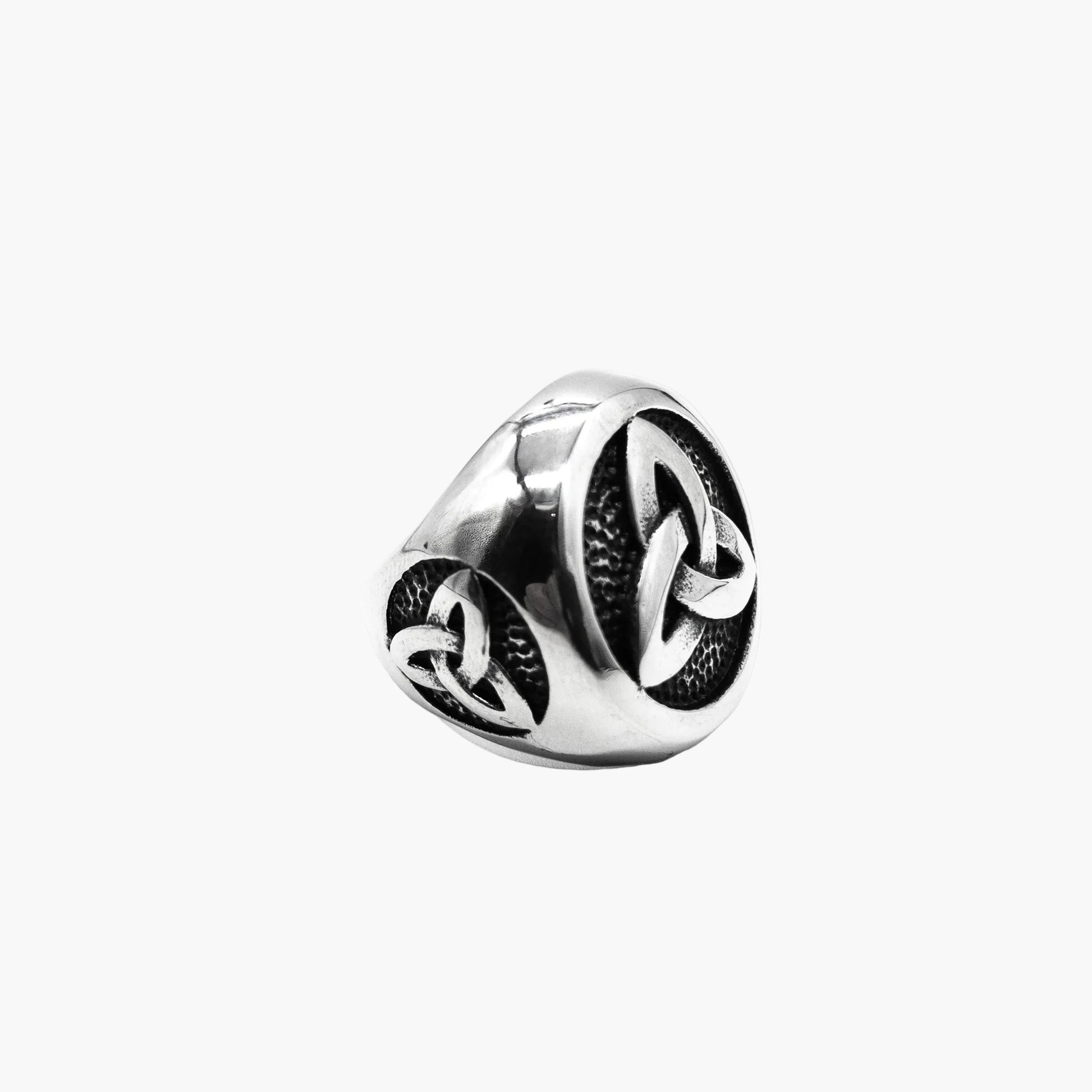left side view of Triquetra Ring highlighting matching knot engravings along the sides of the band