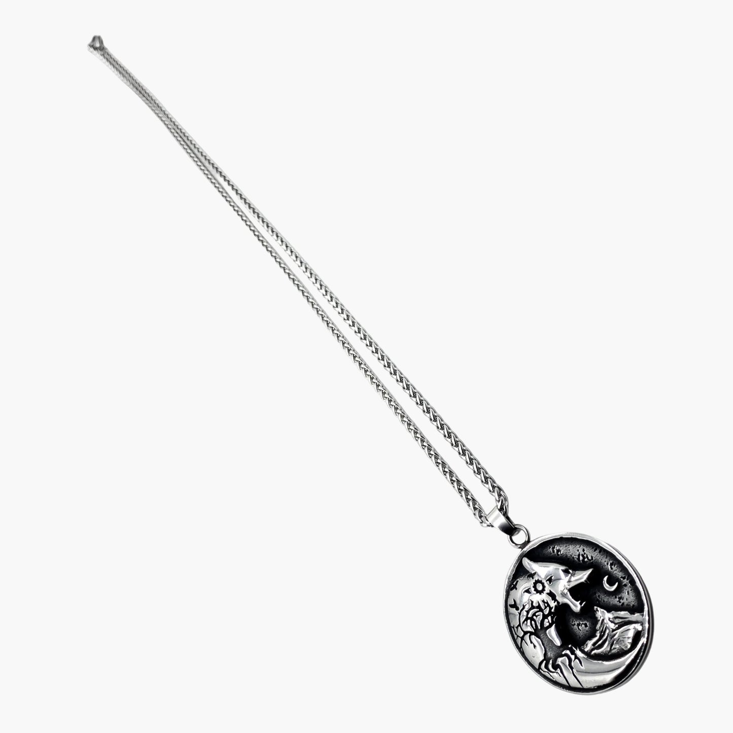 right angle view of Warg Chain pendant with chain detail