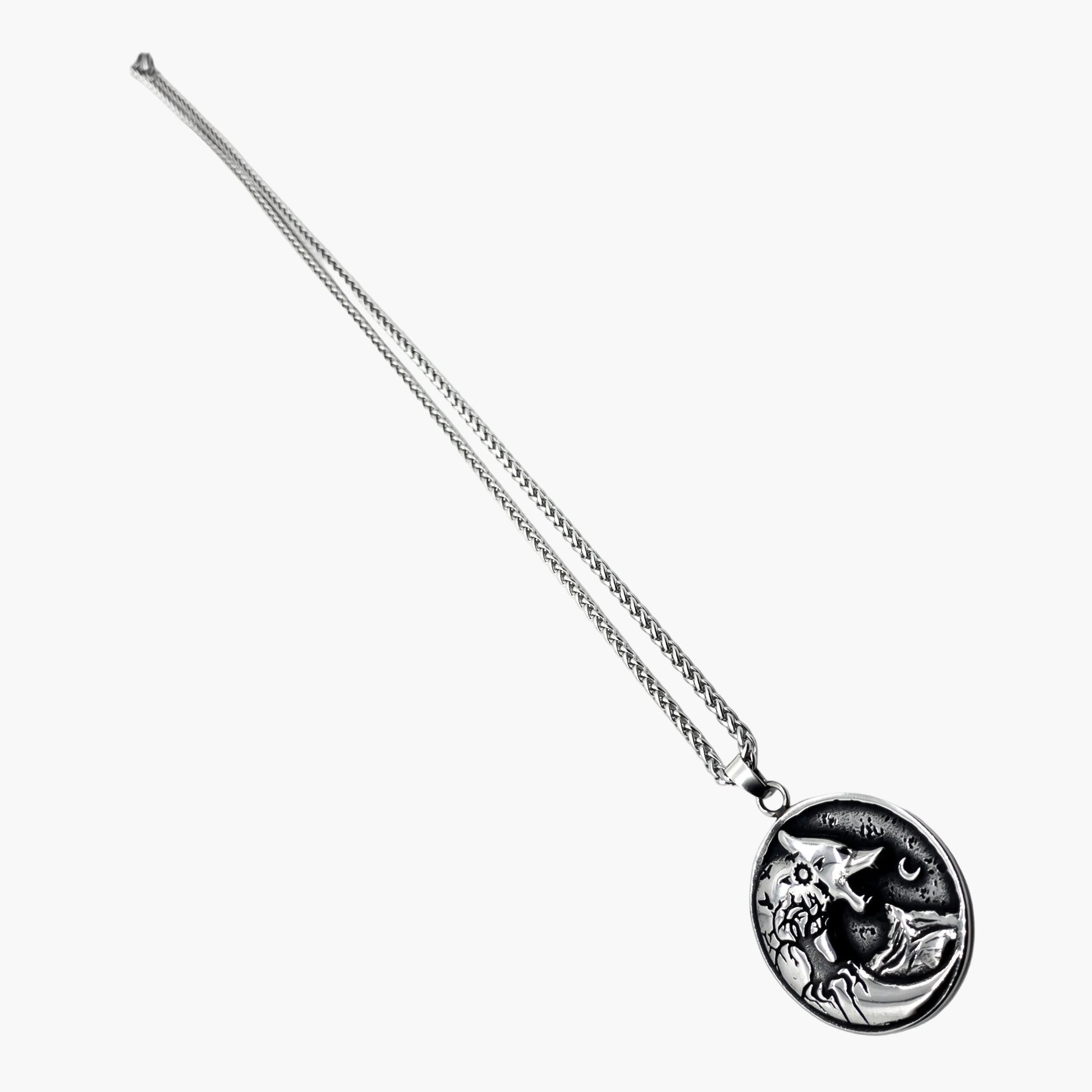 right angle view of Warg Chain pendant with chain detail